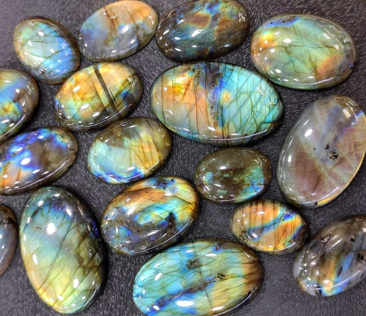 Labradorit Taşı Nedir, Faydaları Nelerdir?