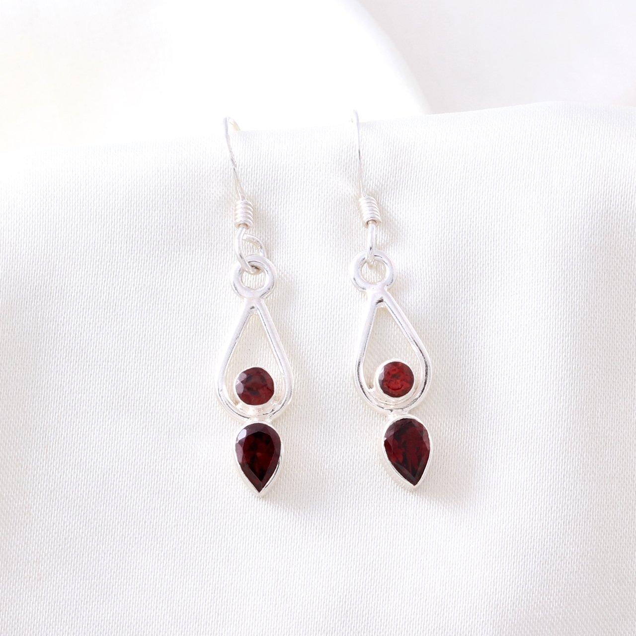 Damla Garnet Doğaltaşlı Minimal Gümüş Küpe