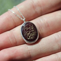 Yakut Doğaltaşlı ( İslâm, güzel ahlâktır ) Yazılı Gümüş Kolye
